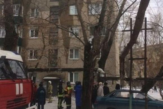 СК проверяет информацию об обрушении в доме на Краснова, 34