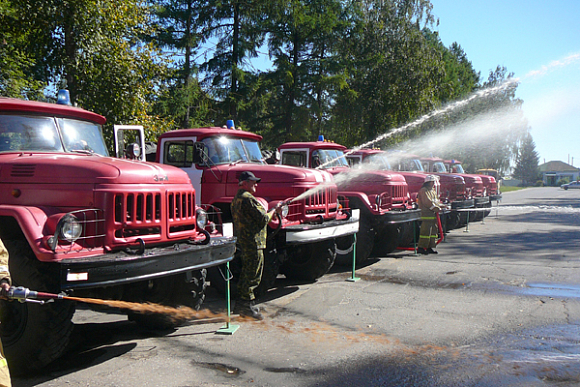 Белинские спасатели устроили водный салют из рукавов пожарных машин