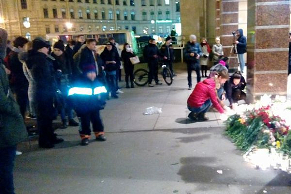 Пензенские журналисты возложили цветы у станции метро в Петербурге, где произошел взрыв