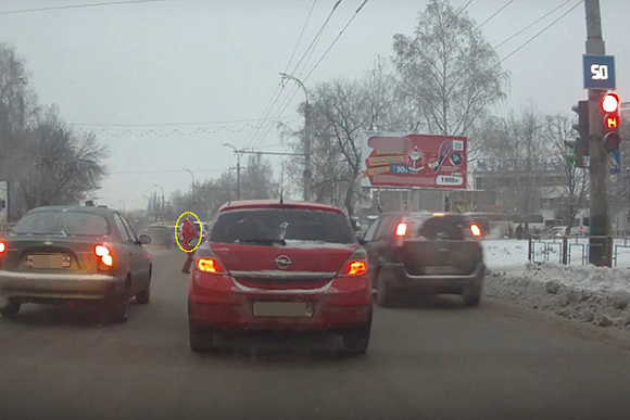 В Пензе появилось видео с мчащимся на «красный» автомобилем