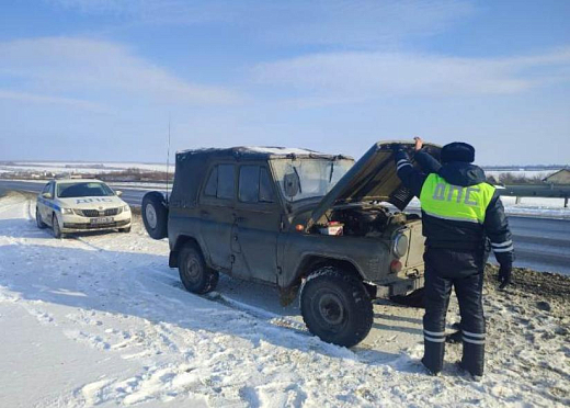 Пензенские инспекторы ГИБДД помогли водителю сломавшегося автомобиля
