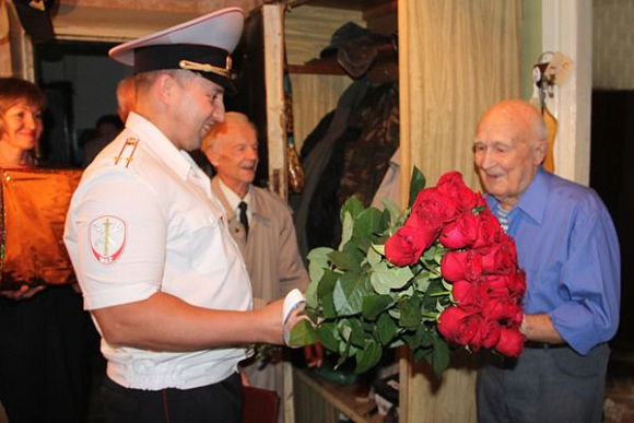 Пензенские полицейские поздравили с 95-летием ветерана МВД и участника Великой Отечественной войны