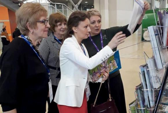 Анна Кузнецова посетила выставку земляков