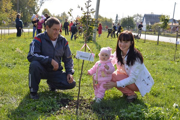 В Белинском районе пары посадили деревья и назвали их именами своих детей