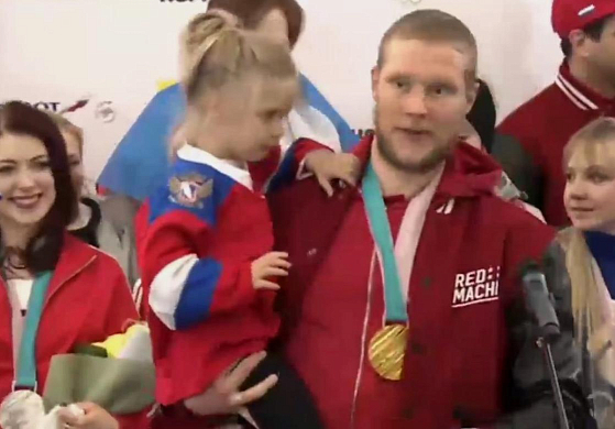 На встрече олимпийцев в Москве хоккеисту Андронову подарили «Красную машину»