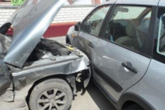В Кузнецке столкнулись три легковых авто, пострадали две женщины