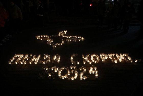 Пензенцы почтили память погибших в теракте и зажгли свечи в виде журавлей