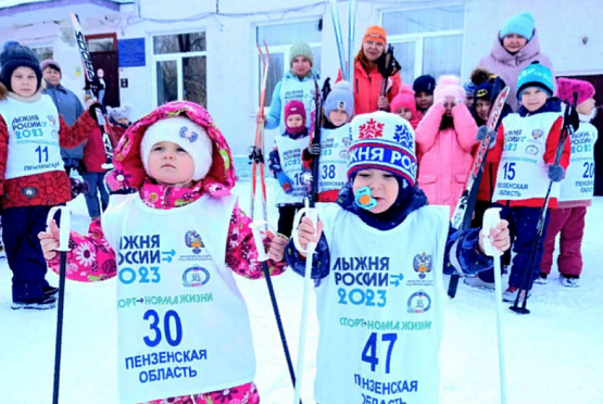 Для самых маленьких: в Пензе годовалые дети встали на лыжи