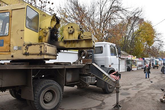 Коммунальную аварию на ул. Ухтомского не могут устранить из-за ларьков