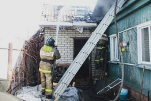 В Пензе на ул. Планетной сгорели кровля и пристрой дома