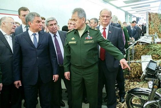 Володин и Шойгу осмотрели выставку с трофеями военной операции в Сирии