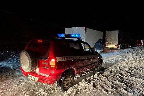 В Пензенской области стоящим на перекрытых трассах водителям раздавали еду и воду