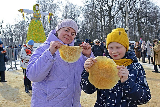 Масленица 2024 в парке Белинского: поиск блинов, девушки на столбе и горящее чучело