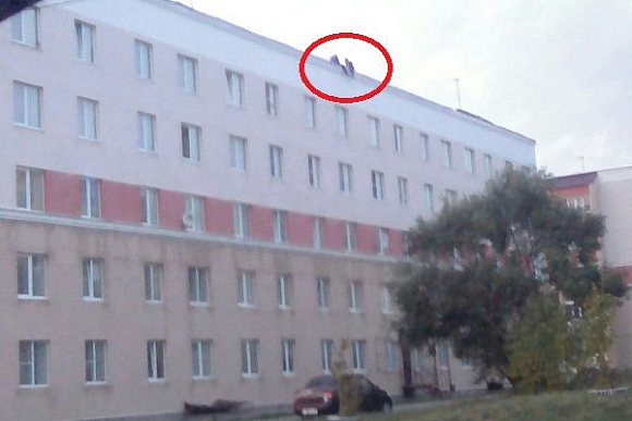 В Кузнецке двое парней свесили ноги с крыши 5-этажки