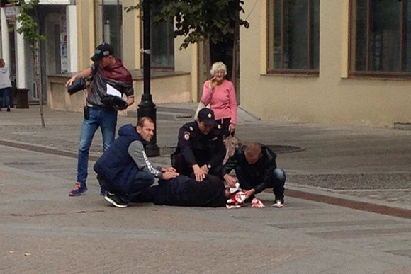 В Пензе на ул. Московской заметили окровавленного мужчину