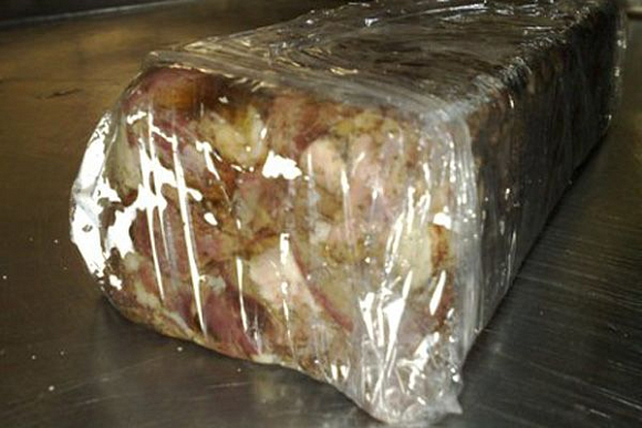 В Пензе 50-летняя работница цеха похитила 18 упаковок мяса из свиных голов