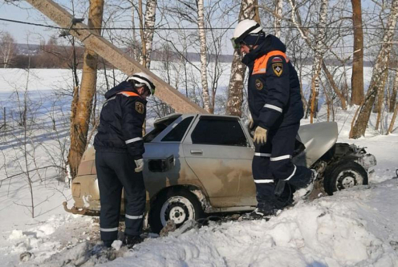 В Пензенском районе автомобиль ВАЗ врезался в столб 