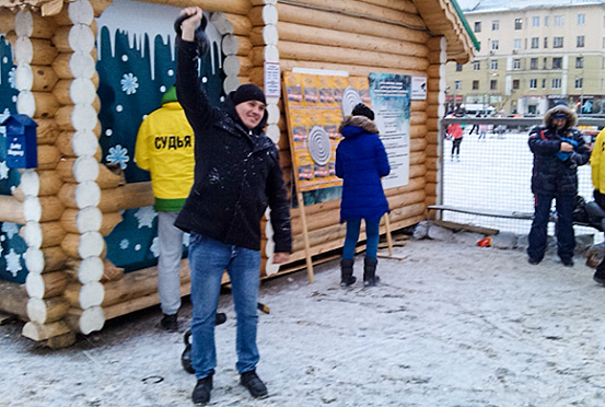 В Пензе на пл. Ленина занимались армрестлингом и тягали гири