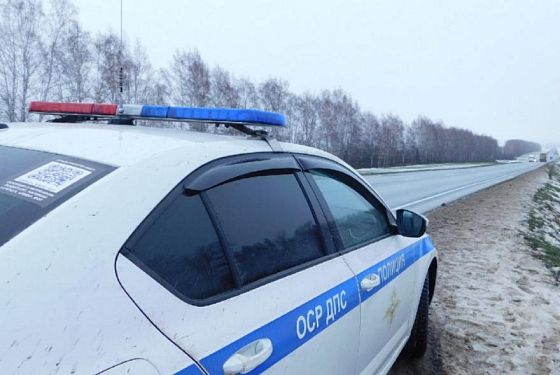 В Мокшанском районе сотрудник Госавтоинспекции помог попавшему в ДТП водителю