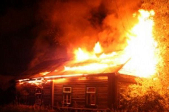 В Пачелме при пожаре обрушилась кровля дома