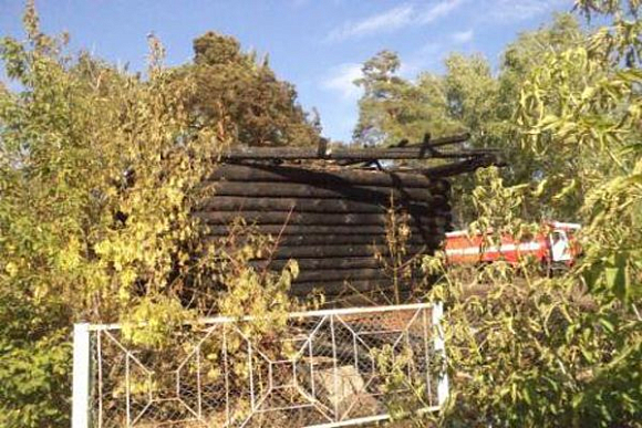 В Суре брошенный дом тушили 10 спасателей