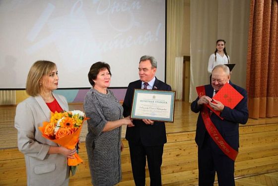 Валерий Лидин поздравил учителей школы № 74 