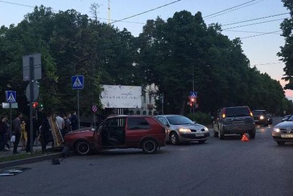 На перекресте ул. Володарского и К. Маркса легковушка въехала в дерево