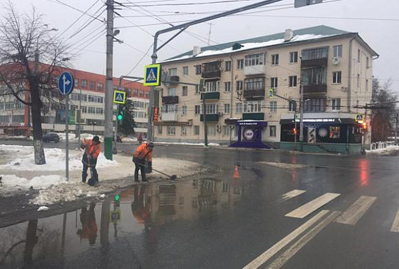 В Пензе коммунальщики спасают дороги от подтопления