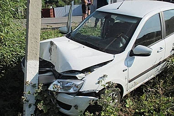 В Бессоновке Lada Granta врезалась в столб