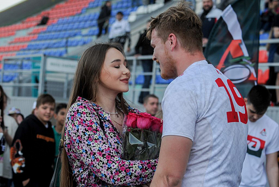 Игрок РК «Локомотив-Пенза» сделал предложение своей девушке после матча