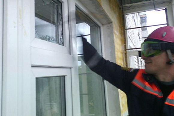 В Пензе на пр. Строителей 2-летняя девочка закрылась в квартире