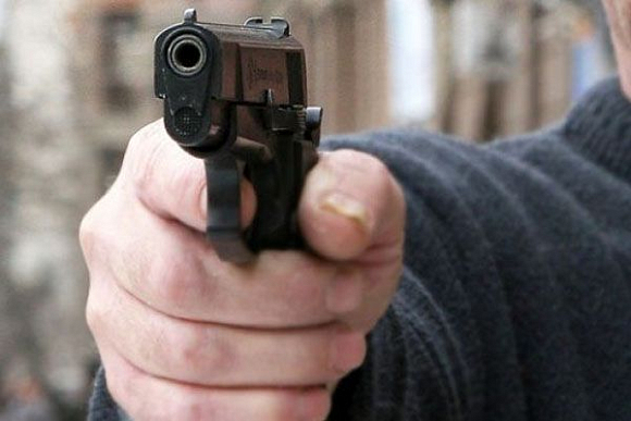 Пьяный сердобчанин с пистолетом отомстил задержавшему его полицейскому