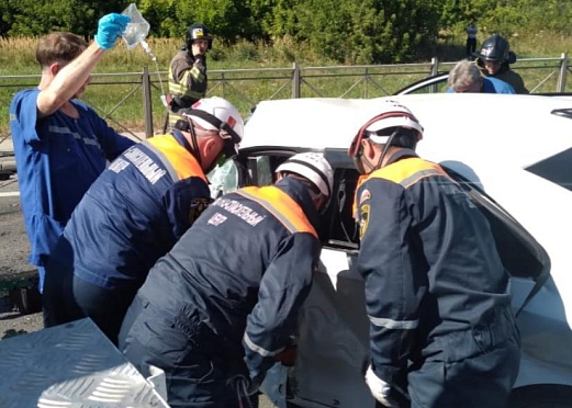 Пензенские спасатели деблокировали зажатого в автомобиле водителя