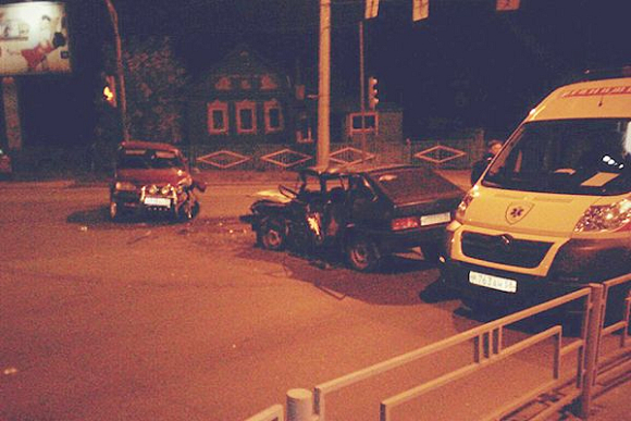 В Пензе на ул. Карпинского столкнулись легковушка и внедорожник