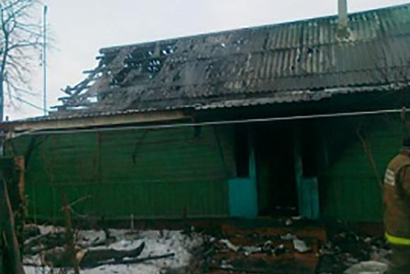Под Пензой пожар в деревянном доме тушили 16 спасателей