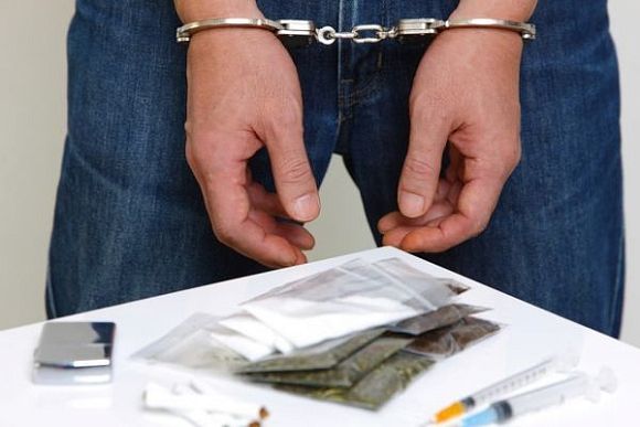 В Пензе наркоторговец пытался съесть героин при задержании