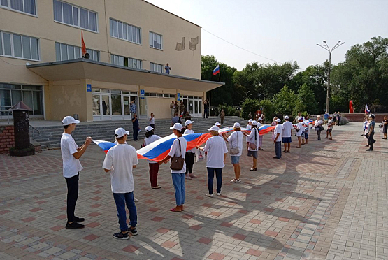 В Токмаке прошел праздник в честь Дня российского флага