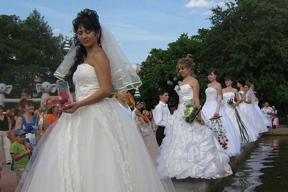 День семьи, любви и верности в Пензе: дефиле в свадебных платьях  и обряд помолвки