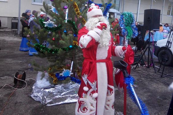На предновогодней ярмарке пензенцев веселили Дед Мороз и саксофонист