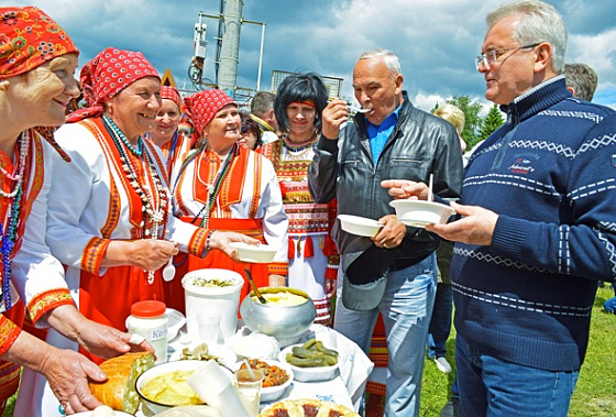 На празднике Покш Эрзянь Чи губернатора угощали пшенной кашей