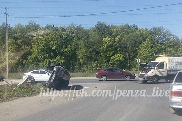 В Пензе за «Дизель-Ареной» перевернулась «одиннадцатая»