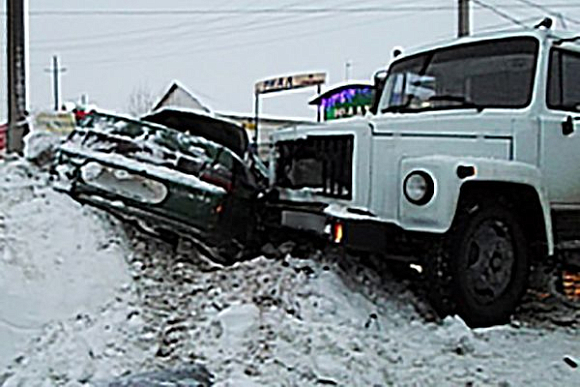 В Кузнецке грузовик «ГАЗ» столкнулся с «десяткой»