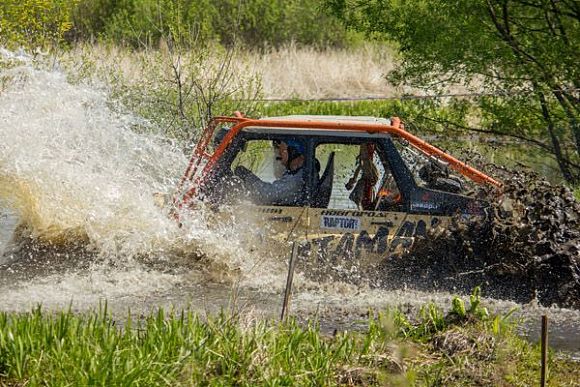 Под Пензой внедорожники «месили» грязь и «бороздили» болота