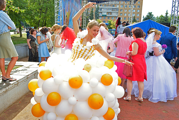 В Пензе невеста надела платье из воздушных шаров