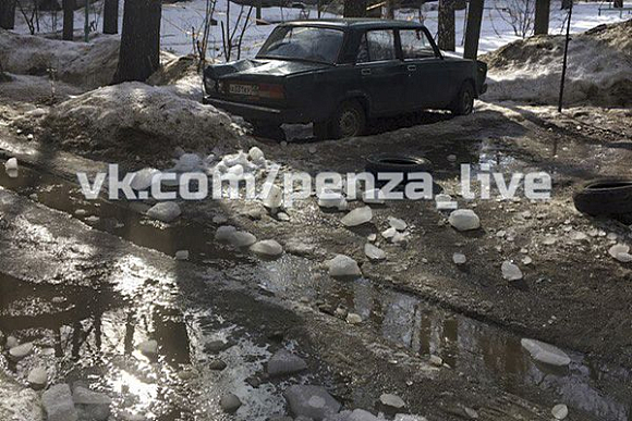 Пензячка сообщила об упавшей на ул. Попова глыбе льда. Видео