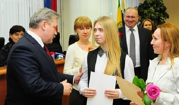 В Пензе 15 школьников получили денежные премии главы администрации