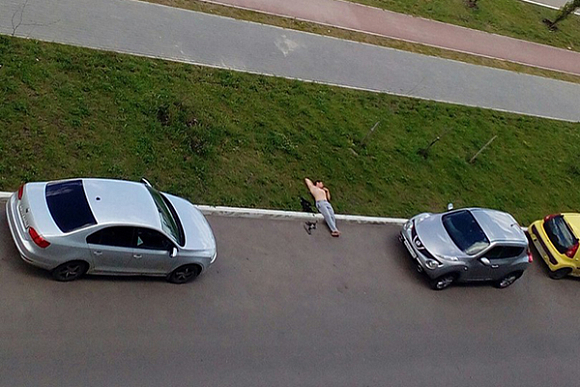 На парковке в Спутнике заметили «спящего красавца»