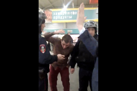 Пензенцы, снявшие на видео мышь на прилавке гипермаркета, оказались в полиции
