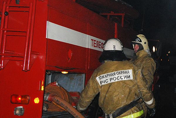 На ул. Аустрина 20 человек тушили пожар в административном здании