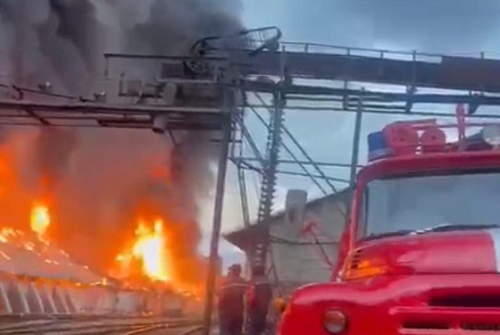 Крупный пожар на складе в Каменке  ликвидировали спустя 10 часов. Видео